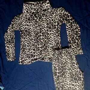 Nicole Miller Velvety Soft, Cowls Neck Leopard Print Set